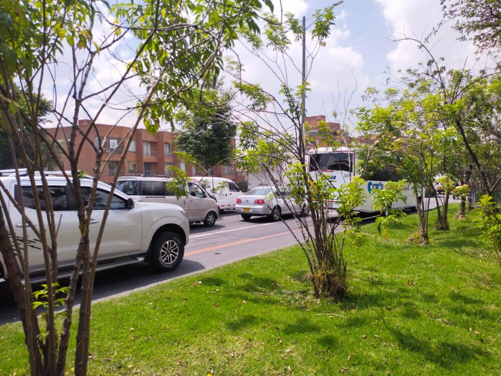 Luis Miguel murió por culpa de la inseguridad en Suba Una mujer que se dirigía en su vehículo por la Avenida Boyacá antes de llegar a la Calle 127, sentido norte-sur, detuvo la marcha tras percatarse que casi en la mitad del carril yacía el cuerpo de un hombre aún con vida, y quien minutos antes fue apuñalado en la noche de este domingo por la localidad de Suba.