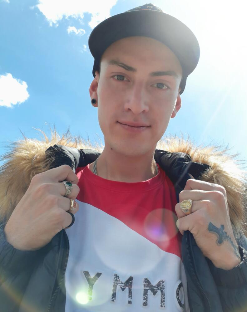 Madre e hijo, asesinados en cobarde ataque en Rafel Uribe 4 Madre e hijo, asesinados en cobarde ataque en Rafel Uribe La tremenda pelea que terminó en el doble crimen que hoy enluta a la familia Velandia Sepúlveda inició en la madrugada de ayer, pasada la 1 de la mañana. A las afueras de una cancha de tejo ubicada a la vuelta de la casa donde vivían los hoy fallecidos empezó la gresca.