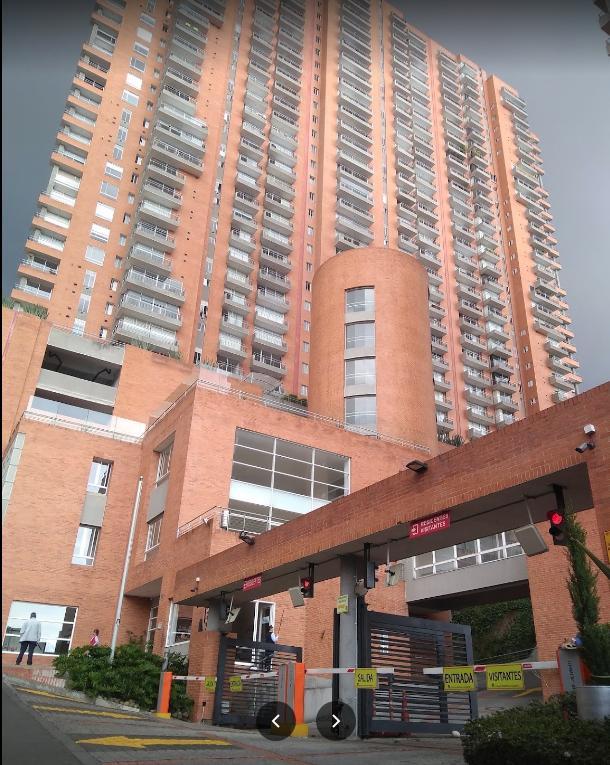 Misteriosa caída de Karen de un edificio en Chapinero Cerca del mediodía de este domingo un grupo de amigos que se encontraba departiendo tranquilamente en un apartamento ubicado en la parte alta de la localidad de Chapinero estaba a punto de vivir una de las experiencias más amargas de sus vidas por cuenta de un desafortunado hecho que derivó en la muerte de una joven. Pasadas las 11 de la mañana, una de las muchachas que se encontraba en la reunión cayó, en extrañas circunstancias, desde el balcón del quinto piso en el que se encontraba junto a varios de sus amigos.