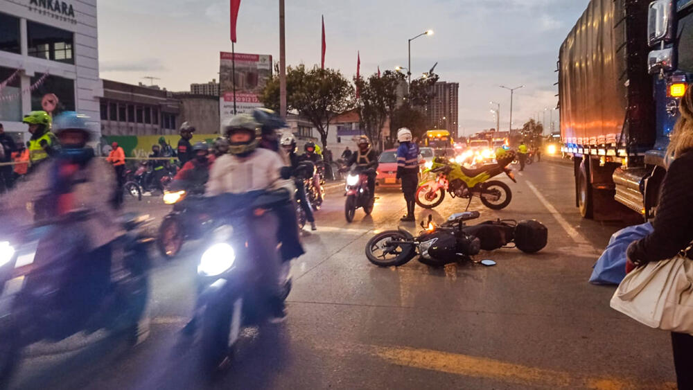 Motociclista perdió la vida en aparatoso accidente en la Autopista Sur Un grave accidente de tránsito entre un camión una moto ocasionó una tragedia en Autopista sur con carrera 67, sur de Bogotá.