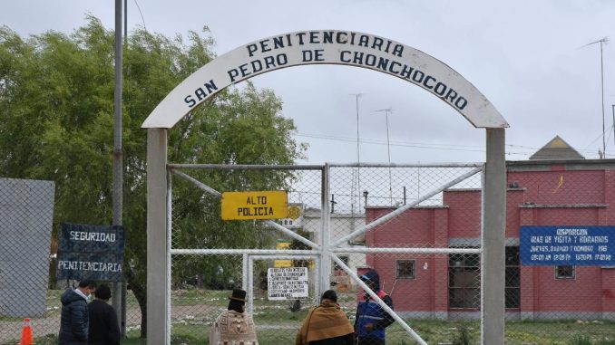EN FOTOS: ¿Muy creativo o muy tonto? Intentó escapar de la cárcel vestido de oveja ¡Qué biblia! Un hombre que se encontraba pagando una condena en un centro penitenciario, se disfrazó de oveja para intentar escapar.