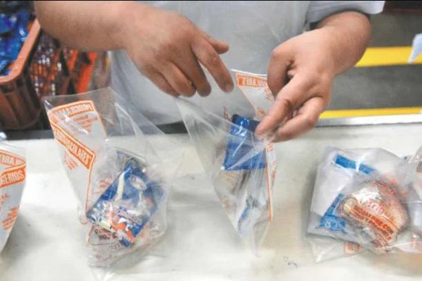 Terrible: niña de 10 años consumió refrigerio con trozos de vidrio en Bogotá Una menor de 10 años consumió un refrigerio que al parecer contenía trozos de vidrios.