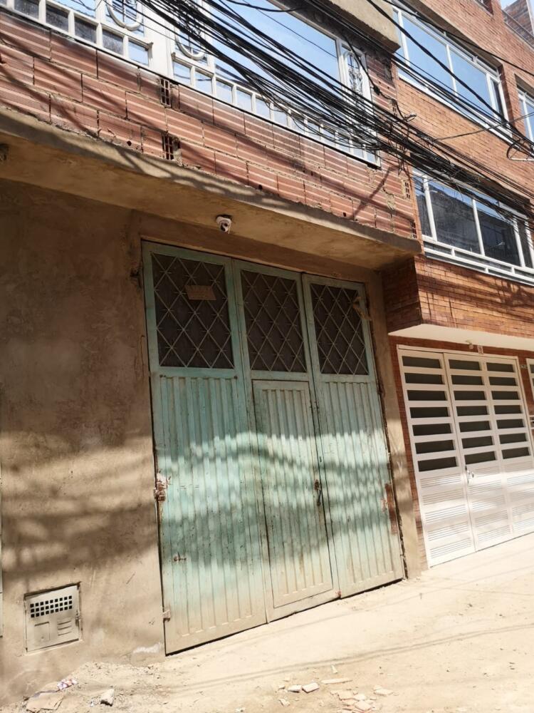 Niño de 2 años cayó de un segundo piso en Kennedy Por las calles del barrio Palmitas, en Kennedy, ronda la tristeza entre los habitantes y es que no es para menos, pues recientemente se conoció la muerte de un bebé de tan solo dos añitos que cayó desde la ventana de un segundo piso de una de las viviendas.