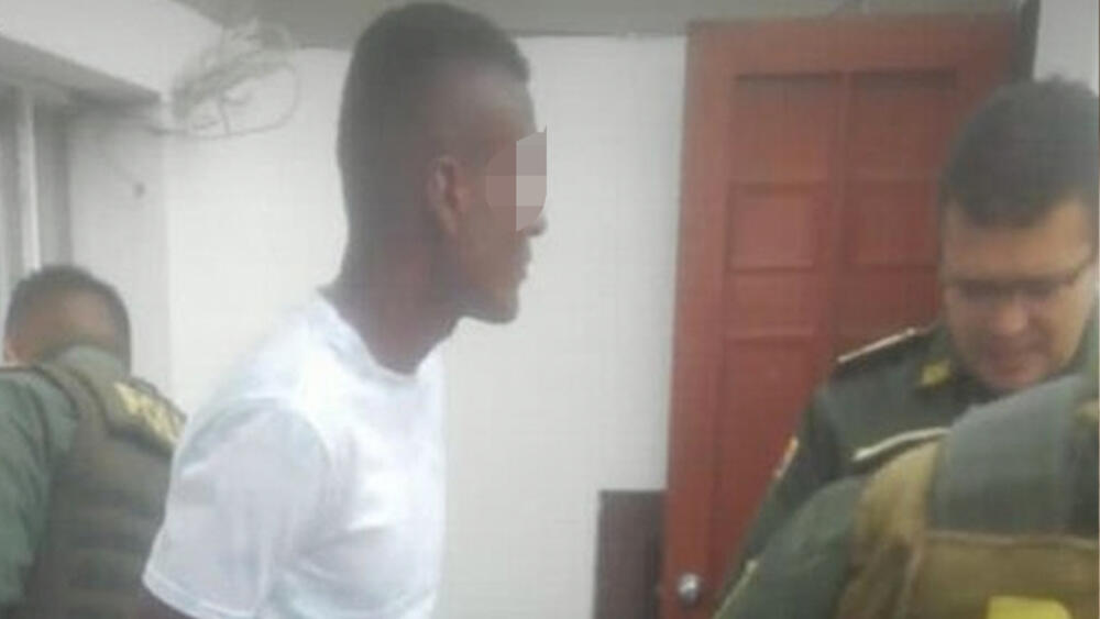 Niño de 6 años fue asesinado por su padrastro dentro de un colegio Leonel Santiago Landázuri, de seis años de edad, falleció luego de que su padrastro lo atacara en cuatro oportunidades con arma cortopunzante al interior de la Institución Educativa Ricaurte