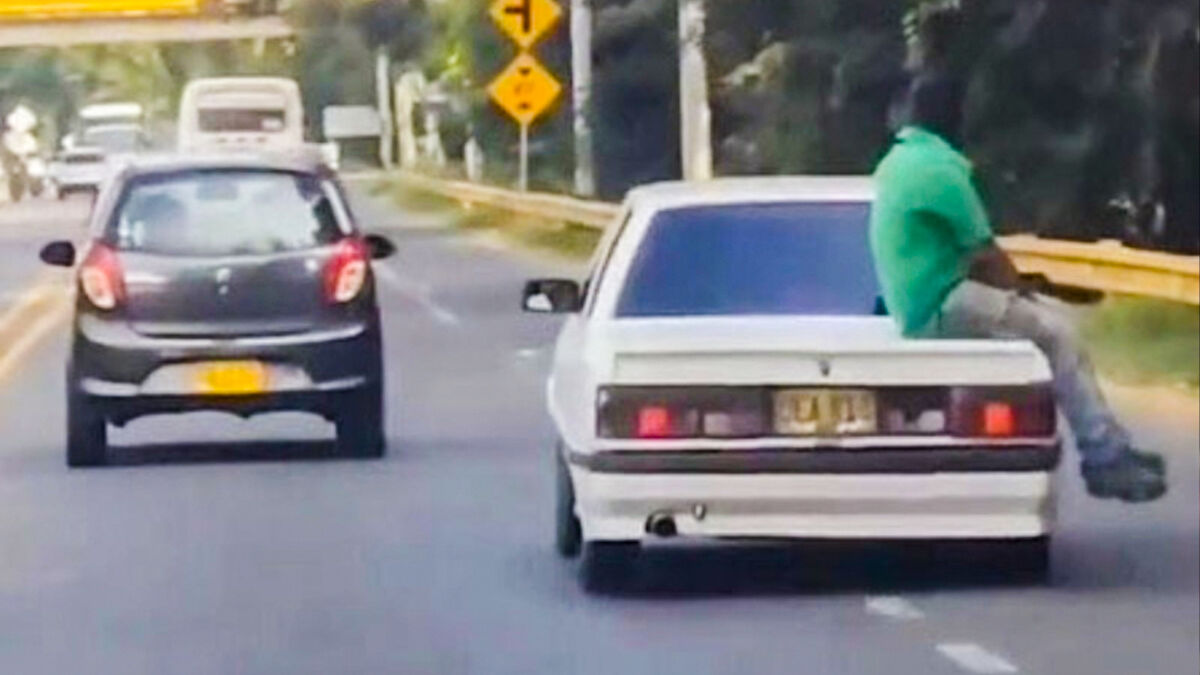 “No sé nada, soy turista”: se paseó encima de la bodega de un carro En video quedó registrada la imprudencia de un hombre que se paseó encima de la bodega de un vehículo particular.