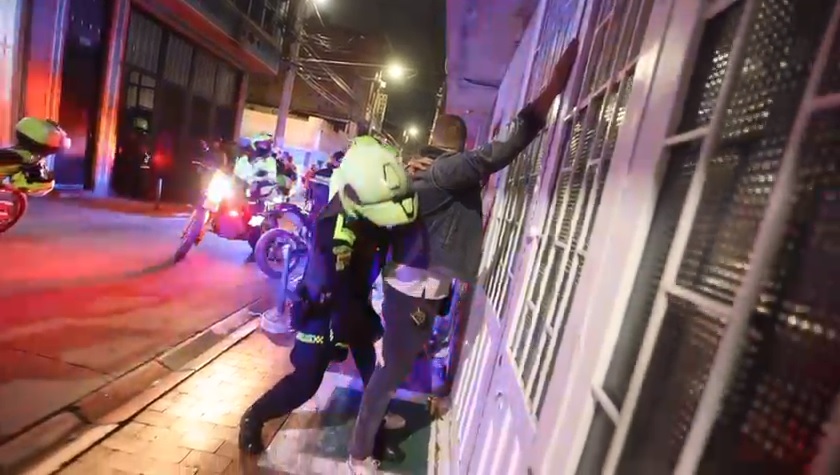 Fuerte operativo contra la inseguridad que azota en El Amparo, María Paz y Corabastos En la noche de ayer la Alcaldía Mayor logró en una operación conjunta la captura de 102 personas, en una serie de operativos que se adelantaron en Kennedy, en los barrios El Amparo, María Paz y en inmediaciones a Corabastos.