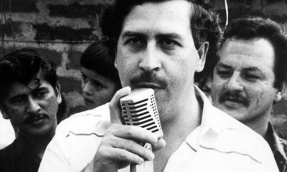 Pablo Escobar estaría enviando números de la suerte desde el más allá 1 Pablo Escobar estaría enviando números de la suerte desde el más allá Pablo Escobar es un personaje de odios y amores. Muchos lo desprecian por la ola de violencia que protagonizó y otros lo defienden porque “ayudó mucho”. Y parece que lo sigue haciendo desde el más allá.
