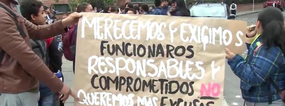 Padres de familia denuncian que están vendiendo comida con droga en colegio de Usaquén A esta hora varios padres de familia están haciendo un plantón frente al colegio Cristóbal Colón, ubicado en la localidad de Usaquén, pues aseguran, que venden droga con comida dentro de las instalaciones.
