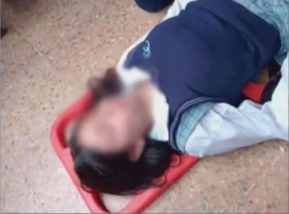 Padres de familia denuncian que están vendiendo comida con droga en colegio de Usaquén A esta hora varios padres de familia están haciendo un plantón frente al colegio Cristóbal Colón, ubicado en la localidad de Usaquén, pues aseguran, que venden droga con comida dentro de las instalaciones.