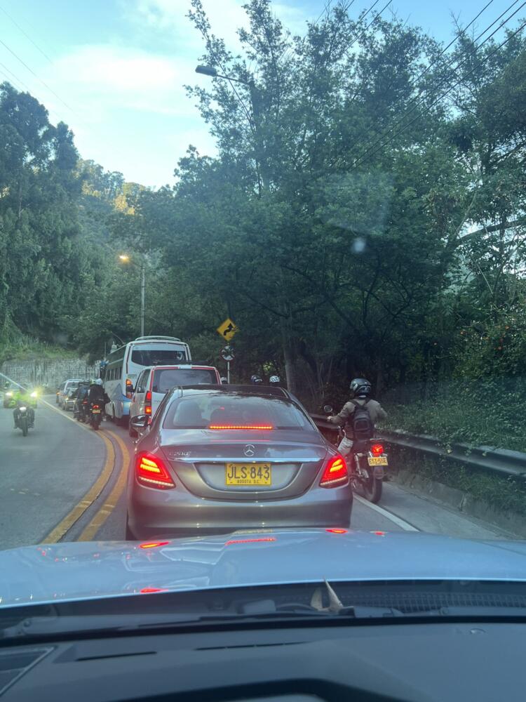 ¡Pilas! Obra en la vía produjo monumental trancón al norte de Bogotá Varios ciudadanos se despertaron con una obra al lado de la calle 84 con avenida Circunvalar, lo que genera a esta hora un monumental trancón.