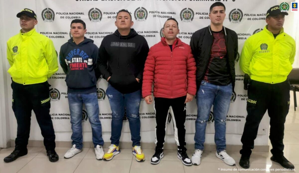 Policías cobraban dinero a delincuentes en Kennedy Cuatro policías fueron capturados, al parecer por permitir la venta de licor adulterado, comercialización de droga en bares y prostitución infantil, entre otros delitos. Todo esto, a cambio de dinero en el barrio María Paz, en la localidad de Kennedy.