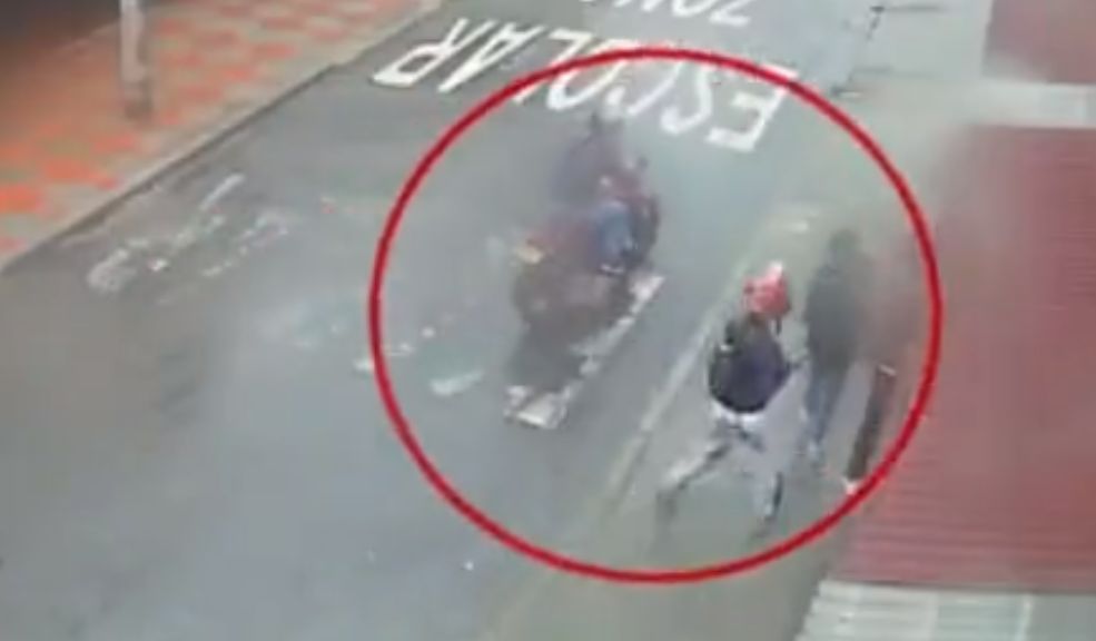 Terrible: ladrones en moto le dispararon a dos ciudadanos en San Cristóbal 1 Terrible: ladrones en moto le dispararon a dos ciudadanos en San Cristóbal La delincuencia en Bogotá no da tregua, esta vez dos ciudadanos fueron víctimas de ladrones en moto que les dispararon en los pies en el barrio Santa Ana, en localidad de San Cristóbal.