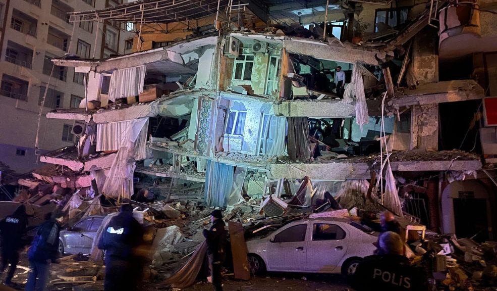 En imágenes: poderoso terremoto en Turquía deja más de 1.500 muertos y heridos 5 En imágenes: poderoso terremoto en Turquía deja más de 1.500 muertos y heridos En la madrugada de este lunes se reportó un poderoso terremoto en Turquía que hasta el momento ha dejado más de 1.500 muertos y heridos.