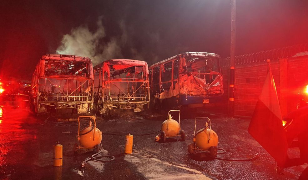 7 buses quemados del Sitp en terrible incendio Fueron varios minutos tensionantes intentando acabar con el incendio, el cual finalmente fue controlado, por ahora se adelantan investigaciones para determinar los motivos de la conflagración.