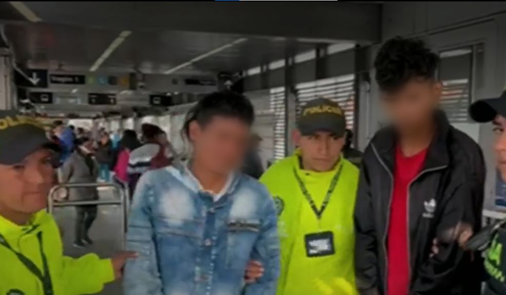 Policías se infiltraron para capturar a banda que atracaba en el centro de Bogotá Operativos de la Sijín y la Sipol en la capital, lograron la captura de varias personas de nacionalidad extranjera que atracaban en el centro de Bogotá.