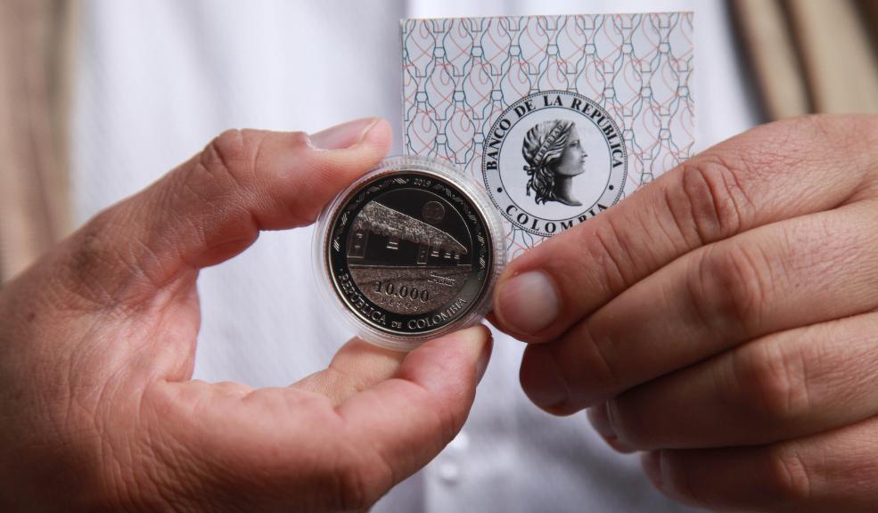 Banco de la República planea lanzar una moneda conmemorativa por sus 100 años El Banco de La República cumplirá 100 años en julio de este año. A modo de celebración, el Emisor planea lanzar una moneda conmemorativa que estaría disponible en el cuarto trimestre. Además, se lanzará una serie de publicaciones sobre la historia del Banco y del área cultural.