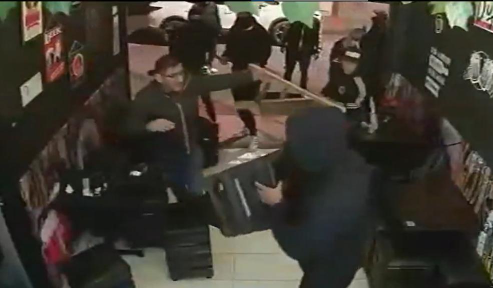 Hinchas de Santa Fe y Millonarios se enfrentaron con hachas y botellas en bar de Engativá Qué peligro: otro caso de intolerancia se presentó cuando un grupo de hinchas se enfrentó al interior de n bar en el barrio Bosque Popular, localidad de Engativá.