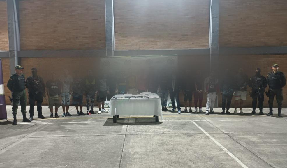 En gran operativo cayeron 18 miembros de la banda 'Satanás II' La Policía de Bogotá junto a la Fiscalía capturaron a 18 personas que hacen parte de la estructura delincuencial conocida como 'Satanás II', quienes se encargar de extorsionar comerciantes en la localidad de Kennedy.