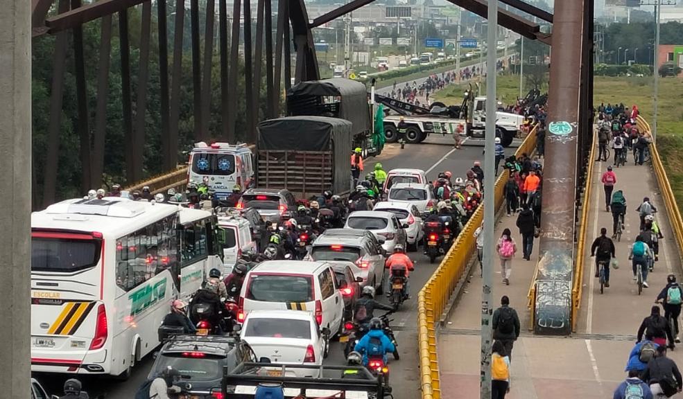 Tremendo trancón en la calle 80 por aparatoso accidente En la mañana de este lunes 20 de febrero, se presentó un aparatoso accidente que causó un monumental trancón en la calle 80.