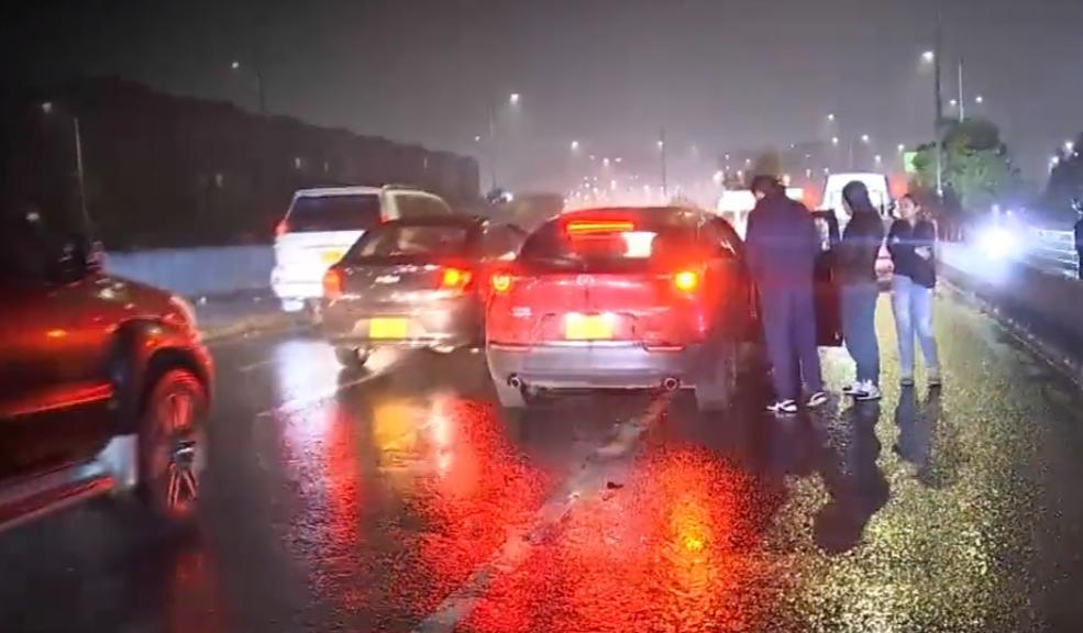 Robo a una camioneta terminó en angustiosa balacera y persecución al norte de Bogotá 8 Robo a una camioneta terminó en angustiosa balacera y persecución al norte de Bogotá Qué inseguridad tan brava: nuevamente un ciudadano es víctima de delincuentes armados que, al llegar a su casa en el barrio Modelo Norte, localidad de Barrios Unidos, lo interceptaron y le robaron su camioneta. Sin embargo, los bandidos no contaban con que la Policía estaría alerta.