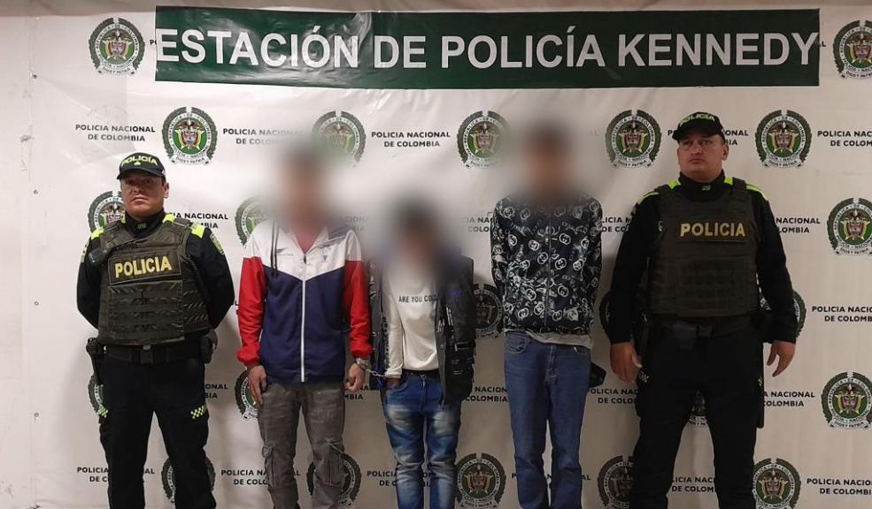Capturaron a 3 sujetos que entregaban panfletos amenazantes a comerciantes en Kennedy 10 Capturaron a 3 sujetos que entregaban panfletos amenazantes a comerciantes en Kennedy En las últimas horas, la Policía de Bogotá logró la captura de 3 sujetos que estaban entregando panfletos amenazantes a comerciantes en la localidad de Kennedy.
