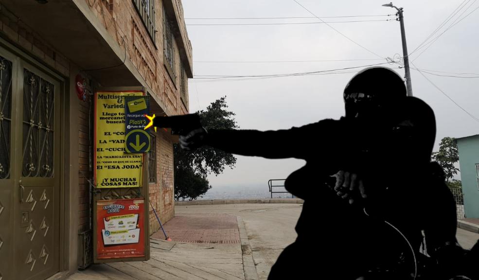 Lo asesinaron en la entrada de un local en Ciudad Bolívar 6 Lo asesinaron en la entrada de un local en Ciudad Bolívar En horas de la noche del pasado lunes 20 de febrero, un joven venezolano de aproximadamente 24 años ingresó a una papelería en el barrio Mirador de la Estancia (Ciudad Bolívar) para recargar su celular.
