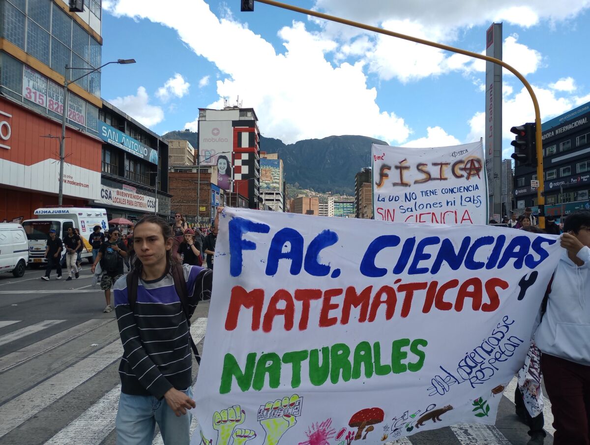 Así está la movilidad por protestas en varios puntos de la ciudad El barrio Marsella (Kennedy), la Plaza de Bolívar y la Universidad Distrital presentan a esta hora manifestaciones que afectan la movilidad de la ciudad.