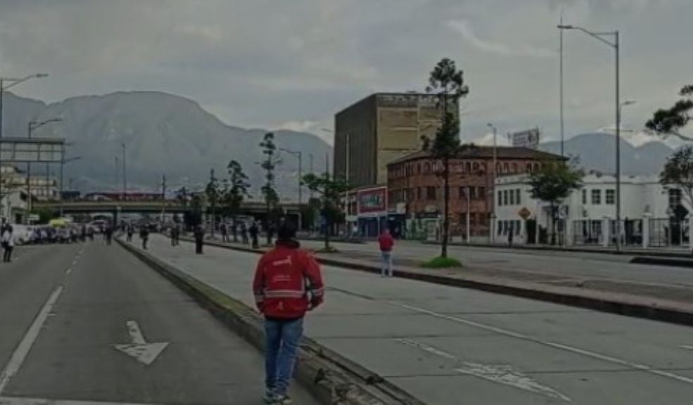 ¡Más de uno se bajó del bus para caminar! Se reportan bloqueos en el centro por marchas Varios usuarios en Twitter compartieron imágenes de usuarios de Transmilenio bajándose de los articulados debido a manifestaciones que tienen colapsada la movilidad por la calle 13.