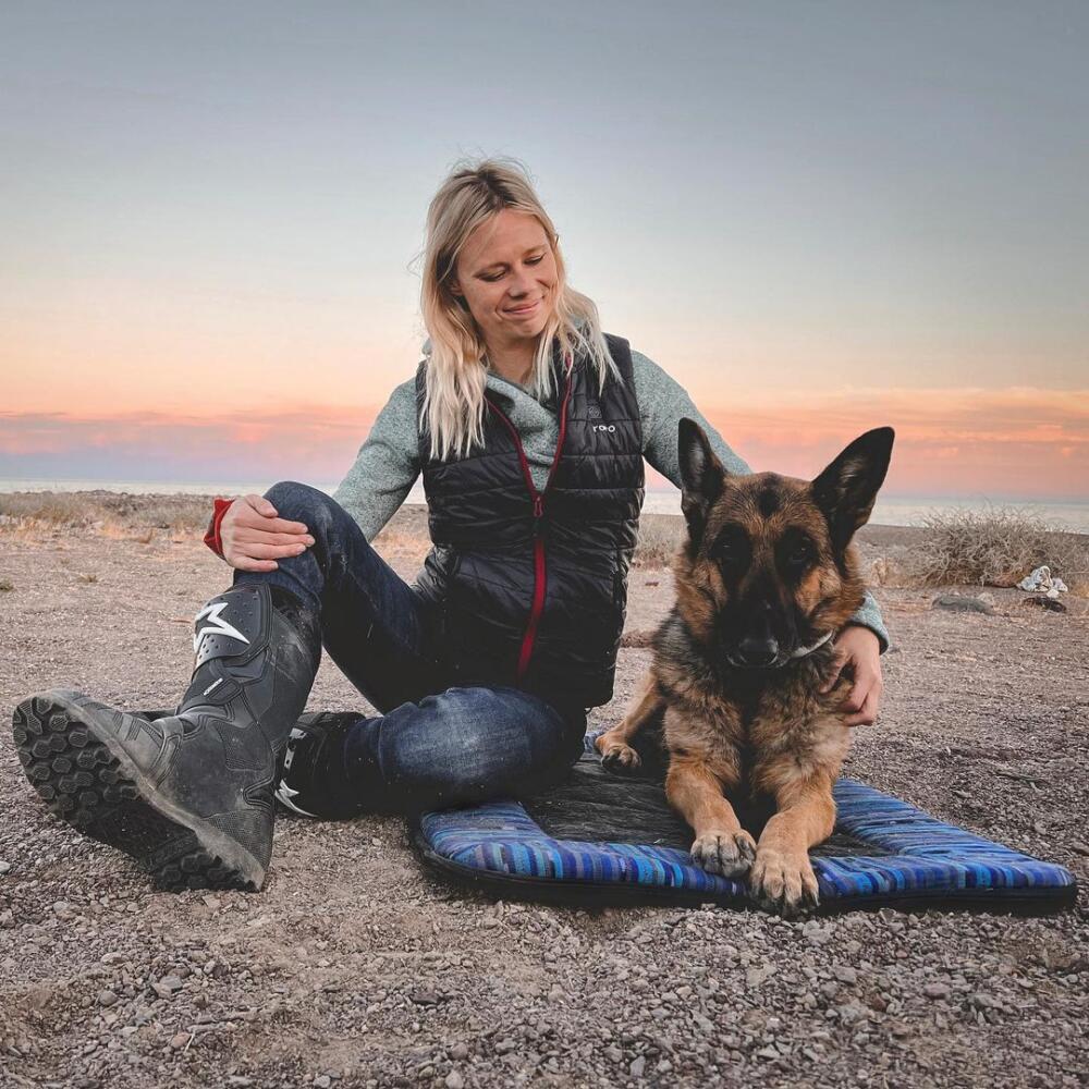 ¡Insólito! Mujer recorre el mundo con su perrita Una mujer viaja en moto en compañía de su perrita.