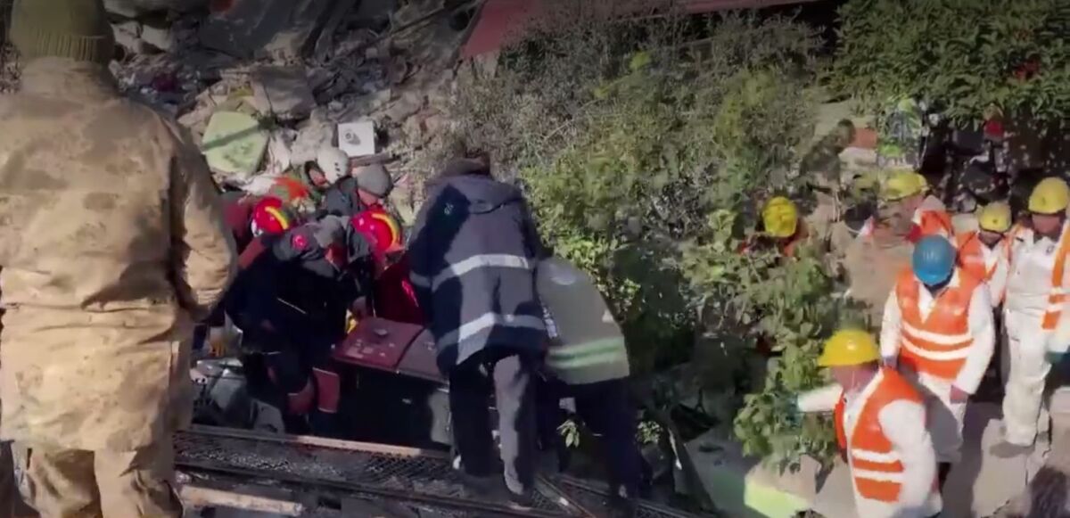 Rescatan a familia sepultada entre escombros: duraron 102 horas atrapados Han transcurrido cinco días desde los terremotos que se registraron en Turquía, por lo que las personas que son rescatadas en este momento entre los escombros se han ido convirtiendo en milagros de vida. Tal es el caso de una familia compuesta por seis integrantes que fue rescatada en las últimas horas.