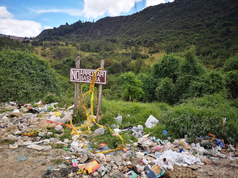 Restos óseos de mujer dentro de una maleta “De ese hallazgo nos informaron entre las 5:30 y 6:00 p. m. Fue la misma comunidad la que hizo el llamado y luego los patrulleros que atendieron la situación confirmaron que, en efecto, había un cuerpo abandonado entre una maleta. No se sabe nada más allá, aparte de que el cuerpo ya estaba en los huesos. La persona que lo encontró lo primero que vio fue el cráneo”, le contó a Q'HUBO en la mañana de ayer.