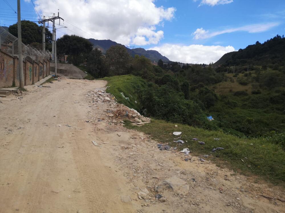 Restos óseos de mujer dentro de una maleta “De ese hallazgo nos informaron entre las 5:30 y 6:00 p. m. Fue la misma comunidad la que hizo el llamado y luego los patrulleros que atendieron la situación confirmaron que, en efecto, había un cuerpo abandonado entre una maleta. No se sabe nada más allá, aparte de que el cuerpo ya estaba en los huesos. La persona que lo encontró lo primero que vio fue el cráneo”, le contó a Q'HUBO en la mañana de ayer.