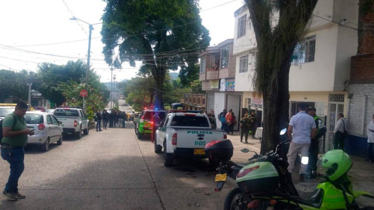 Revelan detalles del crimen de niña de 9 años y su tío: los taparon con una sábana Danna Sofía Varón Olaya de tan solo 9 años y su tío, Ricardo Olaya (de 22 años), fueron hallados sin vida encima de una cama, tapados con una sábana y con múltiples heridas hechas con un arma blanca, según el reporte conocido por parte de los investigadores del CTI.