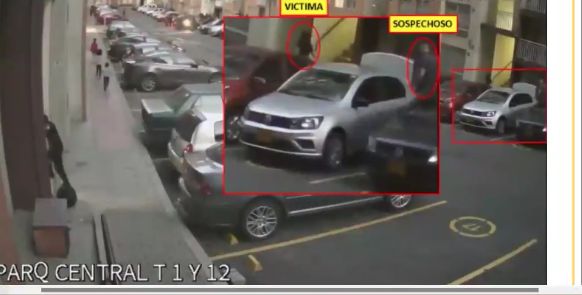 Revelan detalles del investigador que contrató John Poulos Según las declaraciones que dio ante la Fiscalía la mamá de Valentina Trespalacios, Laura Hidalgo, y la amiga de la joven, Silvana Núñez, el mismo John Poulos fue quien contrató a un investigador privado para que siguiera a Valentina y se lo confesó en medio de una escena de celos.
