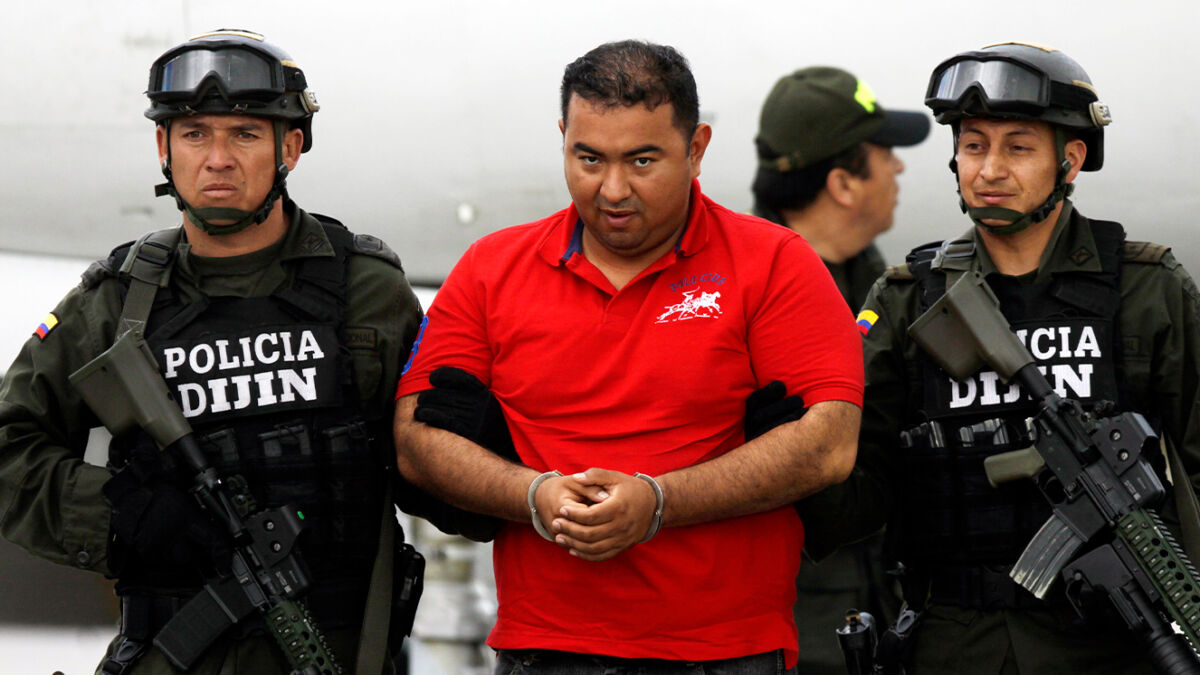 Revocan libertad del hijo de la 'Gata': deberá volver a prisión domiciliaria Luego de varios días de polémica, el juez quinto de Ejecución de Penas y Medidas de Seguridad de Barranquilla, Orlando José Petro, revocó la libertad que le había otorgado a Jorge Luis Alfonso López, alias 'El Gatico', hijo de la polémica empresaria del chance, Enilce López.  
