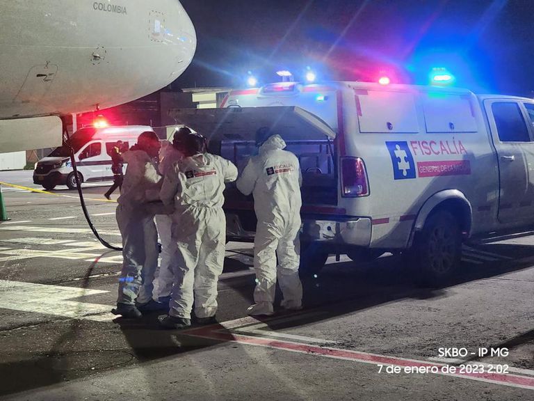 Se conocen las identidades de los cuerpos hallados en avión de Avianca La madrugada del 6 de enero de este año, dos cuerpos fueron hallados en el tren de aterrizaje de un avión de Avianca en el aeropuerto El Dorado. Ambos cadáveres se encontraban cubiertos con escarcha, uno al costado derecho y otro al costado izquierdo.