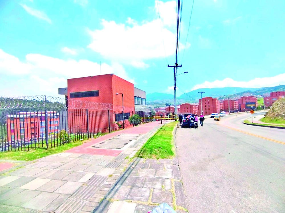 Hombre murió en medio de un cruce de disparos en Usme 1 Hombre murió en medio de un cruce de disparos en Usme Los habitantes de uno de los conjuntos residenciales ubicados en un sector de Usme Centro aún no creen lo que ocurrió la noche de este sábado en la entradas de uno de los parqueaderos, luego de que se confirmó que un hombre de 31 años recibió varios disparos por parte de uno de los vigilantes y falleció en el lugar.