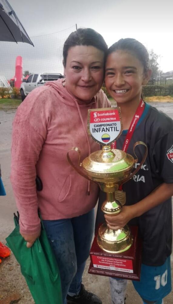 Sofía, una calidosa que pide pista para triunfar en el fútbol femenino Sofia sueña con convertirse en futbolista profesional.