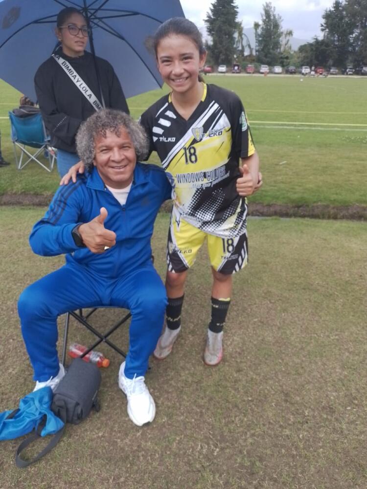 Sofía, una calidosa que pide pista para triunfar en el fútbol femenino Sofia sueña con convertirse en futbolista profesional.