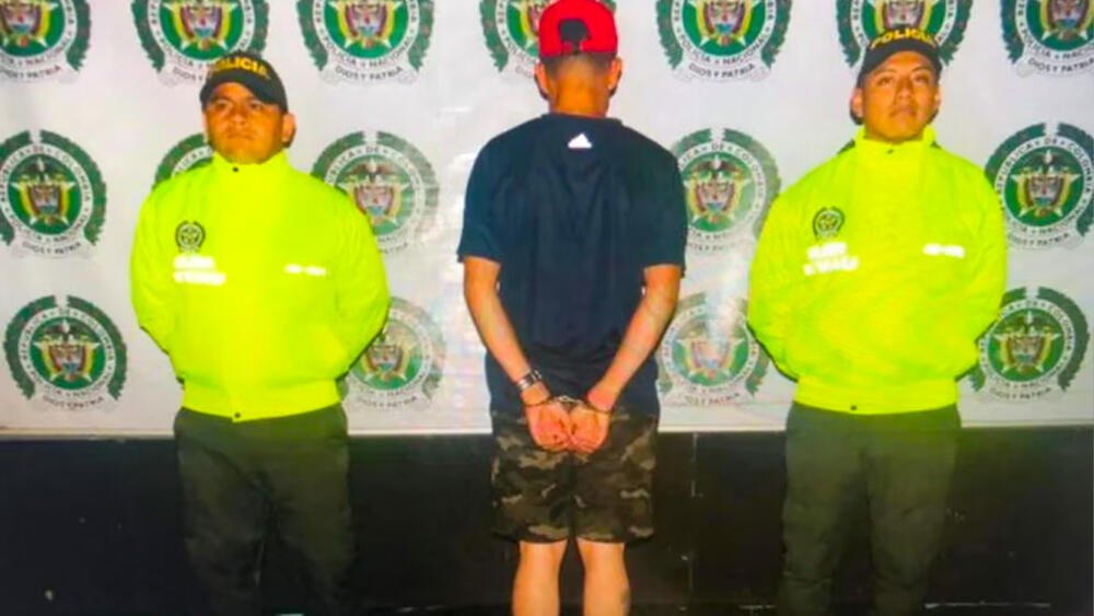Soldado habría sido violado por oficial del Ejército Este martes estalló un escándalo al interior del Ejército Nacional, todo por cuenta de la decisión de un juez de control de garantías, quien impuso medida de aseguramiento privativa de la libertad en centro carcelario al sargento viceprimero del Ejército Nacional de Colombia, Walter Alexander Torres Gallego, por el delito de acceso carnal violento.