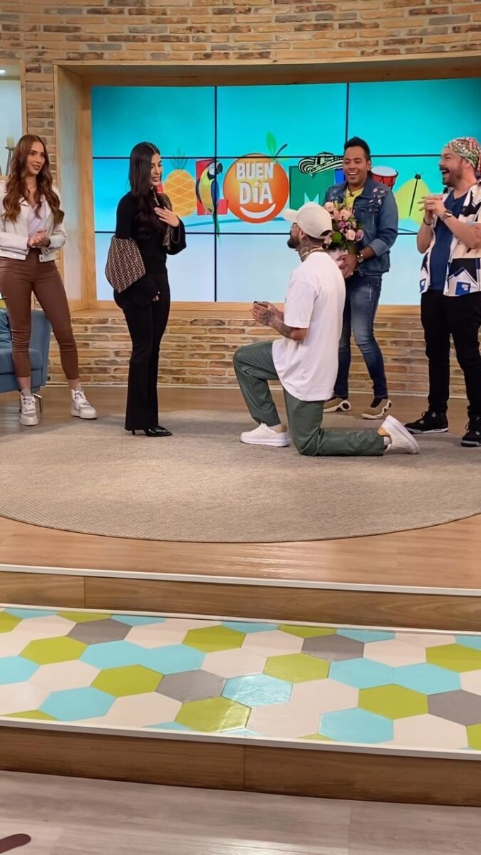 ¡Sorprendida! Así dejó Mateo Carvajal a su novia tras propuesta de matrimonio El influenciador Mateo Carvajal sorprendió a su novia Stephanie Ruiz la mañana de este jueves al proponerle matrimonio durante el programa en vivo 'Buen Día Colombia' del canal RCN.
