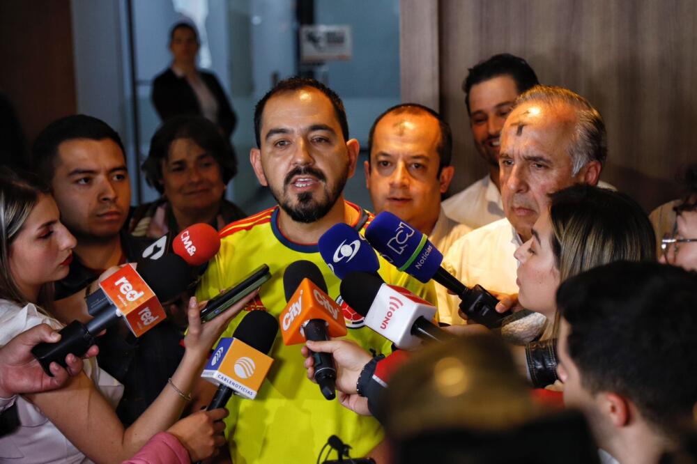 Se levanta el paro: taxistas llegaron a un acuerdo con el Gobierno 1 Se levanta el paro: taxistas llegaron a un acuerdo con el Gobierno Después de un rifirrafe que parecía no tener fin entre el gremio de taxistas y el Gobierno Nacional, la tarde de este miércoles llegaron a un acuerdo para levantar el paro nacional que había sido anunciado desde hace dos semanas y que arrancó a las 4 de la mañana de hoy en diferentes partes del país.