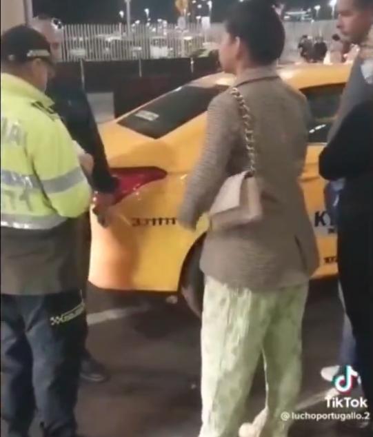 Taxista le cobró a extranjeros un millón de pesos por una carrera en Bogotá En las últimas horas se conoció la denuncia en contra de un taxista que intentó cobrarle a una pareja de turistas cerca de un millón de pesos por una carrera.