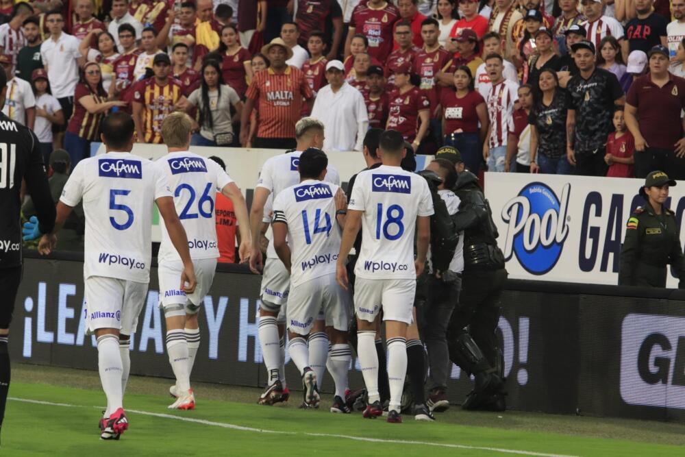 Esta será la sanción para Daniel Cataño por agredir a hincha del Tolima 2 Esta será la sanción para Daniel Cataño por agredir a hincha del Tolima La Dimayor anunció que el jugador de Millonarios, Daniel Cataño, deberá cumplir una sanción de tres fechas, mientras que al Estadio Manuel Murillo Toro le impusieron cuatro.