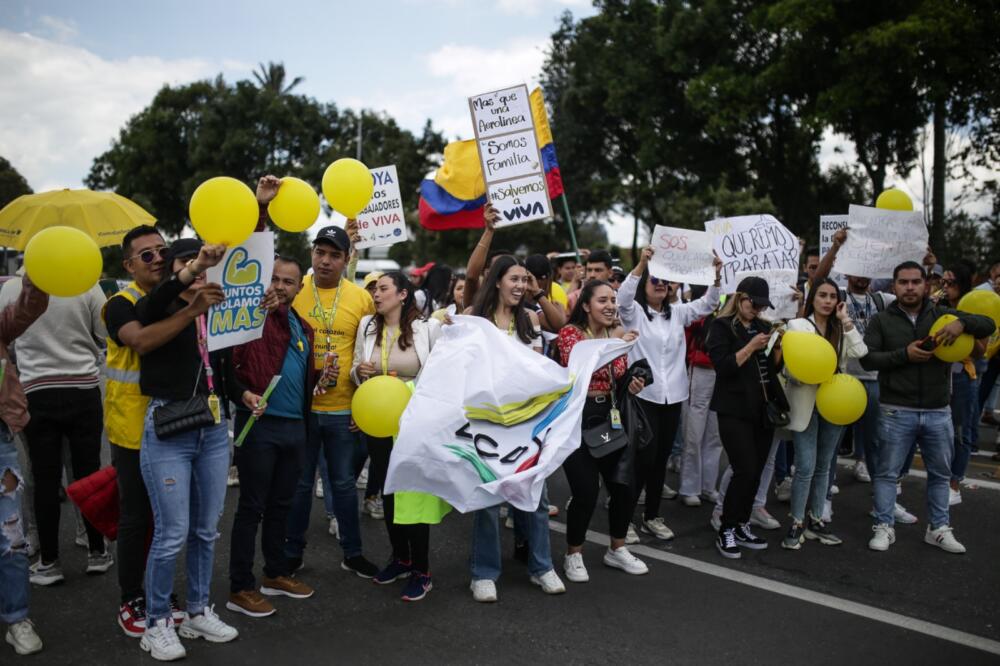 Trabajadores de Viva Air protestan frente a las oficinas de la Aeronáutica Civil En las últimas horas, trabajadores de la aerolínea se movilizaron al frente de las oficinas de la Aeronáutica Civil para manifestar su descontento respecto a la repentina decisión de la empresa.
