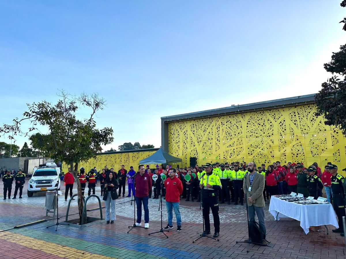 TransMilenio se prepara para combatir la delincuencia #AsíPasó Desde la alcaldía mayor de Bogotá, se ha implementado una estrategia para fortalecer la seguridad en el sistema de transporte masivo TransMienio.
