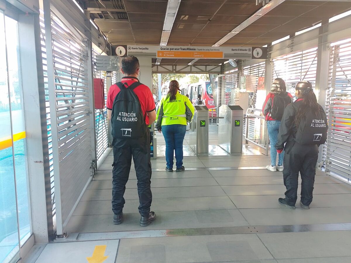 TransMilenio se prepara para combatir la delincuencia #AsíPasó Desde la alcaldía mayor de Bogotá, se ha implementado una estrategia para fortalecer la seguridad en el sistema de transporte masivo TransMienio.