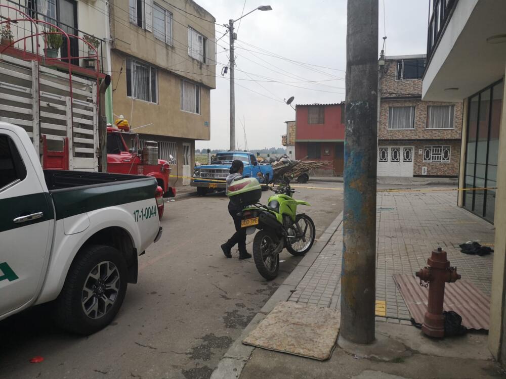 Ataque sicarial dejó un muerto y un herido en Engativá 5 Ataque sicarial dejó un muerto y un herido en Engativá Un ataque sicarial hecho por dos hombres en la mañana de este martes dejó un muerto y un herido en el barrio Mirador, de la localidad de Engativá.