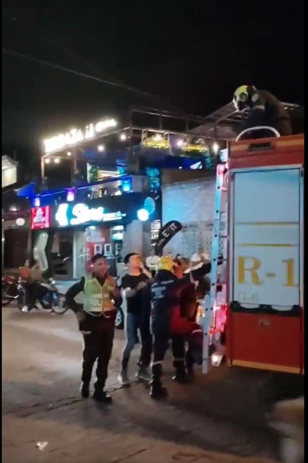 Video: Un mico travieso alborotó Granada Moradores del barrio Granada se sorprendieron al encontrar a un mono balanceándose en los cables del sector, los bomberos lo rescataron.