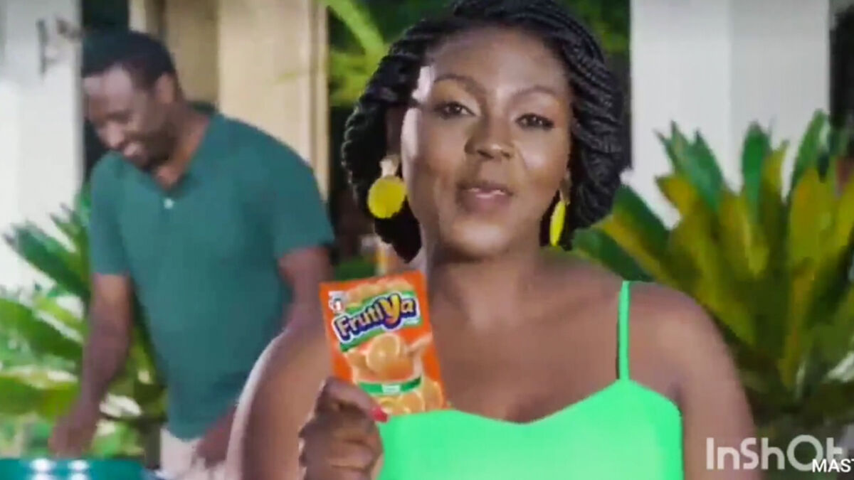 ¿Una copia? comercial sudafricano es similar al del Frutiño de Colombia En redes sociales se ha generado un debate, por el nuevo&nbsp;comercial sudafricano&nbsp;en el que se promociona una bebida. Lo que más llamó la atención de los usuarios en redes es que tanto el producto, como el&nbsp;comercial&nbsp;son muy parecidos.